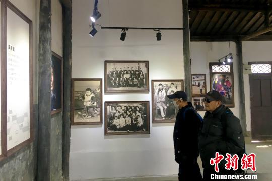 2月4日，“中國(guó)？三河攝影小鎮(zhèn)”揭牌儀式暨“一莊，一城，蝶變40年”主題攝影展在安徽省肥西縣三河古鎮(zhèn)舉行。 張強(qiáng) 攝