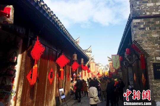 2月4日，“中國(guó)？三河攝影小鎮(zhèn)”揭牌儀式暨“一莊，一城，蝶變40年”主題攝影展在安徽省肥西縣三河古鎮(zhèn)舉行。 張強(qiáng) 攝