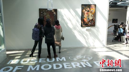 圖為市民參觀畫(huà)展 杜瀟瀟 攝