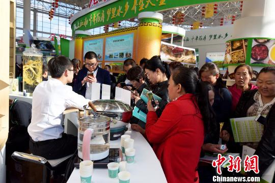 圖位藥博會展館內(nèi)民眾參觀體驗(yàn)醫(yī)養(yǎng)健康。　鐘欣 攝
