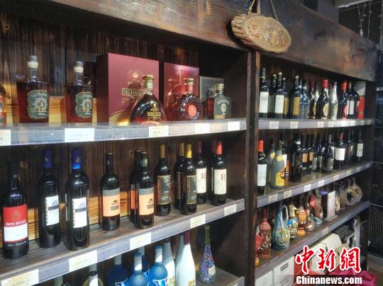 進(jìn)口酒柜臺(tái) 周禹龍 攝